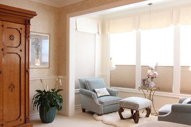 Ejemplo de dormitorio principal clásico grande sin chimenea con paredes beige y moqueta