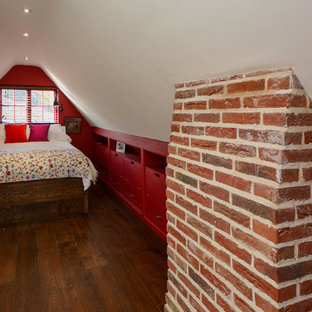 Foto de dormitorio tipo loft, campestre, pequeño, sin chimenea, con paredes rojas y suelo de madera oscura