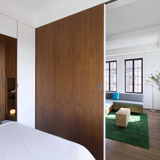 Modelo de dormitorio moderno con paredes blancas