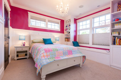 Foto de habitación de invitados de tamaño medio sin chimenea con paredes rosas y moqueta