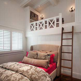 Immagine di una camera da letto stile marinaro con pareti bianche