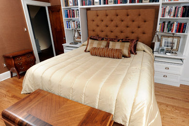 Modelo de dormitorio principal tradicional renovado de tamaño medio con paredes marrones y suelo de madera clara