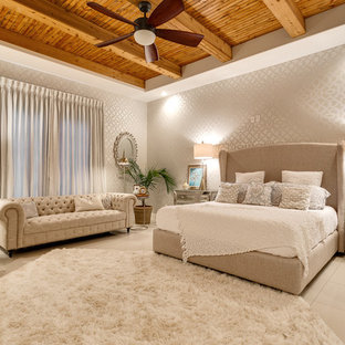 Modelo de dormitorio principal, tradicional renovado, con paredes grises y suelo de baldosas de porcelana