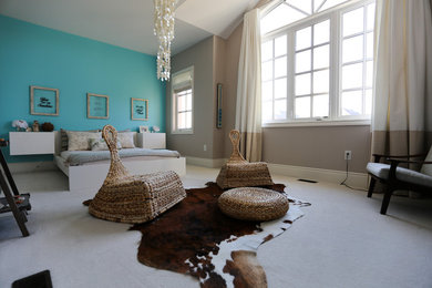 トロントにある中くらいなトランジショナルスタイルのおしゃれな寝室 (ベージュの壁、カーペット敷き、暖炉なし) のインテリア