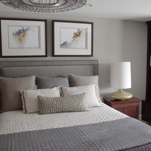 Mittelgroßes Klassisches Hauptschlafzimmer mit grauer Wandfarbe, Teppichboden und beigem Boden in Sonstige