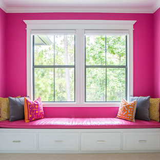 Cette photo montre une chambre éclectique de taille moyenne avec un sol beige et un mur rose.