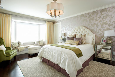 Свежая идея для дизайна: спальня в современном стиле с разноцветными стенами и коричневым полом - отличное фото интерьера