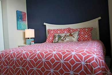 シカゴにある小さなトランジショナルスタイルのおしゃれなロフト寝室 (青い壁、カーペット敷き)