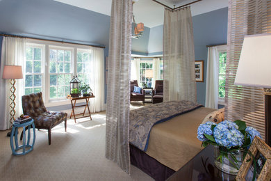 Стильный дизайн: огромная хозяйская спальня в стиле неоклассика (современная классика) с синими стенами и ковровым покрытием без камина - последний тренд