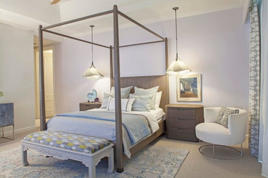 Foto de dormitorio principal tradicional renovado de tamaño medio con paredes púrpuras, moqueta y suelo beige