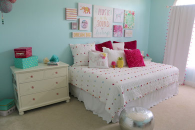 Foto de dormitorio de tamaño medio con paredes azules y moqueta