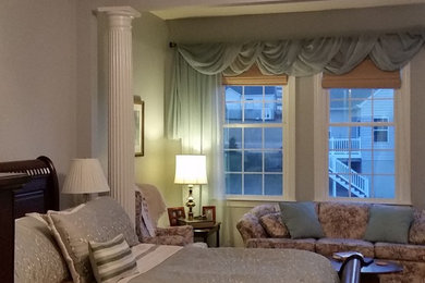 Imagen de dormitorio principal tradicional de tamaño medio sin chimenea con paredes beige, moqueta y suelo beige