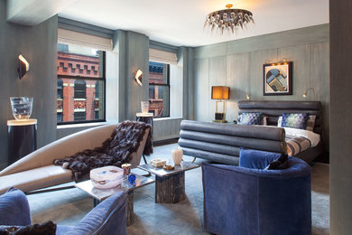 Großes Eklektisches Hauptschlafzimmer ohne Kamin mit grauer Wandfarbe, dunklem Holzboden und grauem Boden in New York