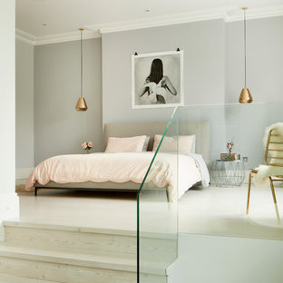 Idee per una camera matrimoniale minimal con pareti grigie e parquet chiaro