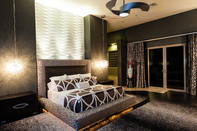 Diseño de dormitorio principal contemporáneo extra grande sin chimenea con paredes grises y suelo de madera oscura