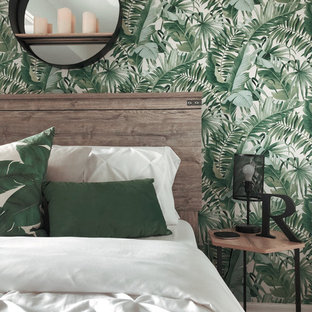 Imagen de dormitorio principal, exótico, pequeño, sin chimenea, con paredes verdes, suelo laminado y suelo gris