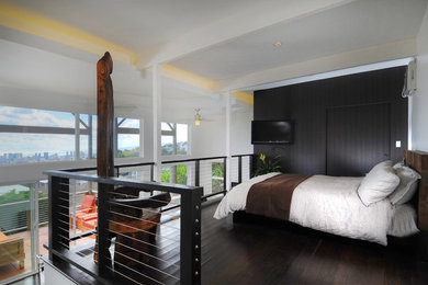 Immagine di un'In mansarda camera da letto stile loft minimal di medie dimensioni con parquet scuro, pareti bianche, nessun camino e pavimento marrone