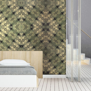 Imagen de habitación de invitados tropical, de tamaño medio, con paredes verdes, suelo de bambú y suelo blanco