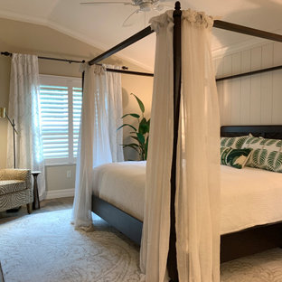 Imagen de dormitorio principal, tropical, de tamaño medio, con paredes beige y suelo vinílico
