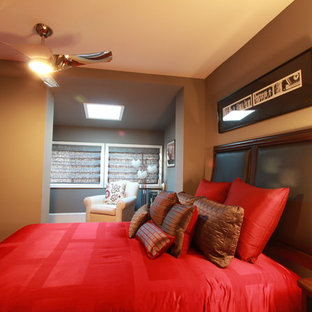 Diseño de habitación de invitados actual, de tamaño medio, con paredes beige y suelo de mármol