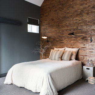 Mittelgroßes Industrial Gästezimmer ohne Kamin mit Teppichboden und schwarzer Wandfarbe in Sacramento