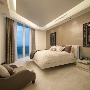 Modernes Schlafzimmer mit beiger Wandfarbe, Marmorboden und beigem Boden in Miami