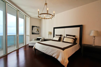 マイアミにある広いコンテンポラリースタイルのおしゃれな寝室のレイアウト