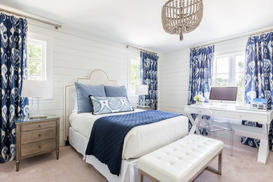 Diseño de dormitorio principal costero de tamaño medio con paredes blancas, moqueta, suelo gris y con escritorio