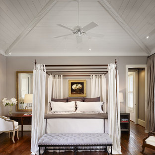 Inspiration pour une grand chambre parentale rustique avec un mur gris et un sol en bois foncé.