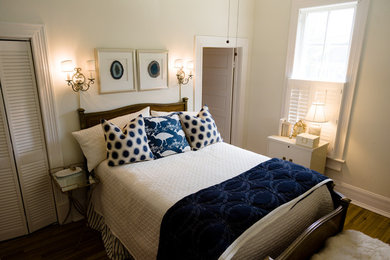 Imagen de habitación de invitados clásica con suelo de madera en tonos medios