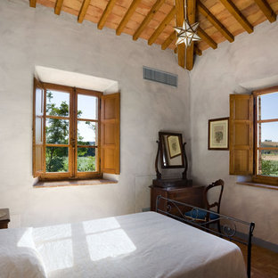 Diseño de dormitorio mediterráneo con paredes grises