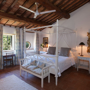 Imagen de dormitorio principal, mediterráneo, grande, con paredes blancas y suelo de baldosas de terracota