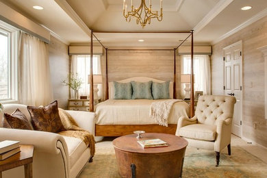 Diseño de dormitorio principal clásico grande sin chimenea con paredes beige, moqueta y suelo beige