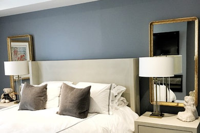 Foto de dormitorio actual de tamaño medio con paredes azules y suelo de madera en tonos medios