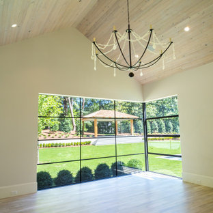 Imagen de dormitorio principal y machihembrado, moderno, grande, con paredes blancas, suelo de madera clara y suelo blanco