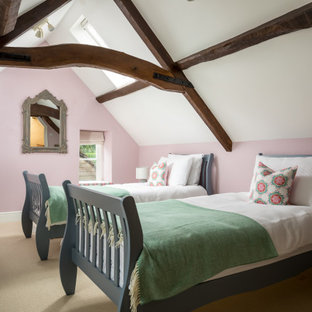 Foto di una camera da letto country di medie dimensioni con pareti rosa, moquette, pavimento beige e soffitto a volta