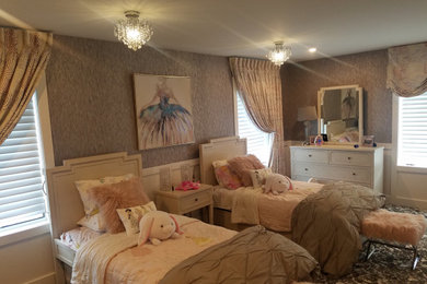 Diseño de dormitorio clásico renovado grande con paredes púrpuras, moqueta, suelo gris y papel pintado