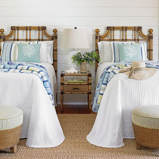 Diseño de habitación de invitados tropical, pequeña, con paredes blancas y suelo de madera en tonos medios