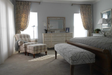 Diseño de dormitorio principal clásico renovado de tamaño medio sin chimenea con paredes azules, moqueta y suelo beige