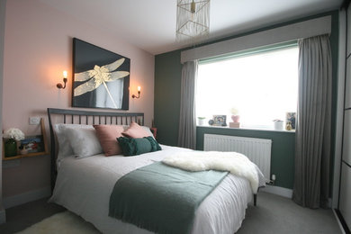 Modelo de dormitorio principal actual con paredes multicolor, moqueta y suelo gris