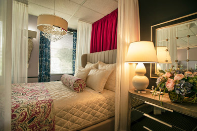 На фото: гостевая спальня (комната для гостей) в современном стиле с черными стенами