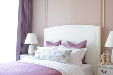 Imagen de dormitorio principal clásico renovado de tamaño medio con paredes púrpuras, moqueta y suelo gris