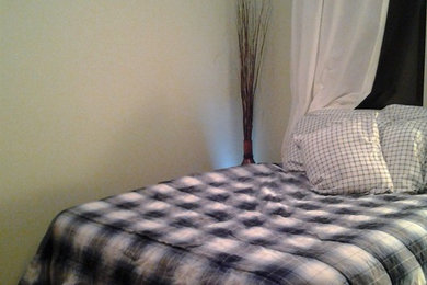 トロントにある中くらいなトラディショナルスタイルのおしゃれな客用寝室 (白い壁、濃色無垢フローリング) のインテリア
