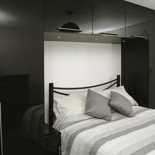 Diseño de dormitorio principal, actual, de tamaño medio, sin chimenea, con paredes amarillas y moqueta