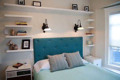 ボストンにある小さなミッドセンチュリースタイルのおしゃれな主寝室 (グレーの壁、無垢フローリング) のレイアウト