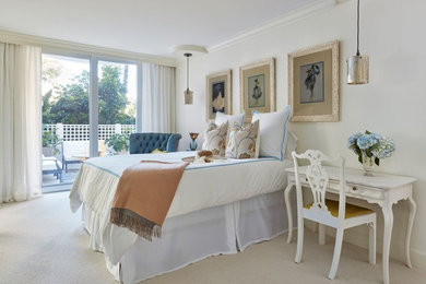 マイアミにある中くらいなビーチスタイルのおしゃれな主寝室 (白い壁、カーペット敷き、白い床)