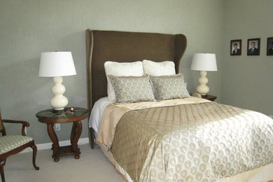 Imagen de habitación de invitados tradicional de tamaño medio con paredes verdes y moqueta