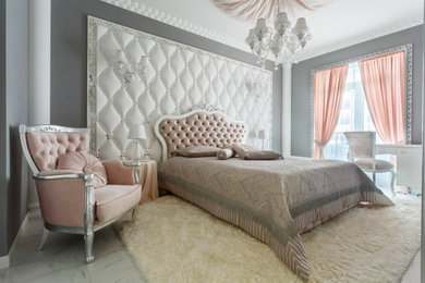 Foto de dormitorio principal romántico de tamaño medio sin chimenea con paredes grises y suelo gris