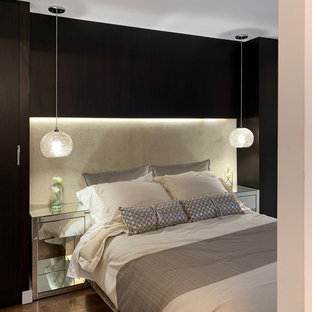 Modelo de dormitorio tipo loft, moderno, pequeño, con paredes blancas, suelo de madera oscura y suelo marrón