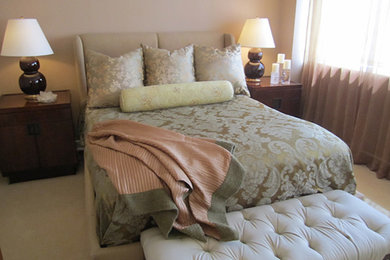 ニューヨークにある中くらいなヴィクトリアン調のおしゃれな客用寝室 (ベージュの壁、カーペット敷き、白い床) のインテリア